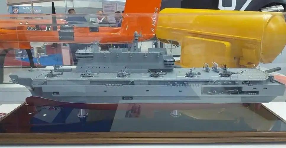 舰岛安装，全通甲板成型，俄罗斯自研两栖攻击舰亮相，进度远超预期
 
3月21日卫