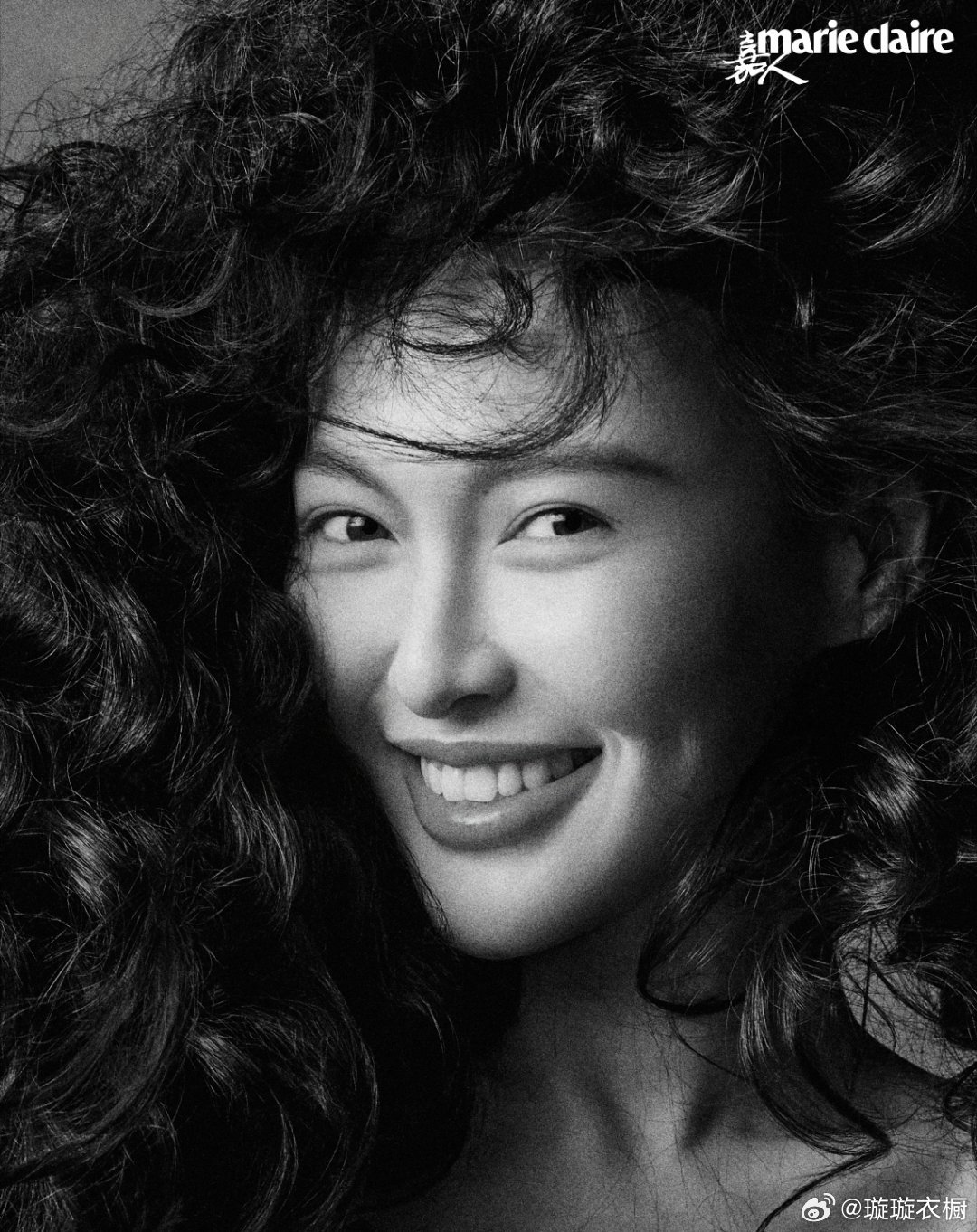 唐嫣粉衬衫领口藏着春日絮语，发丝在柔光里跳圆舞曲，慵懒与锐利共舞成风格诗行。裸色