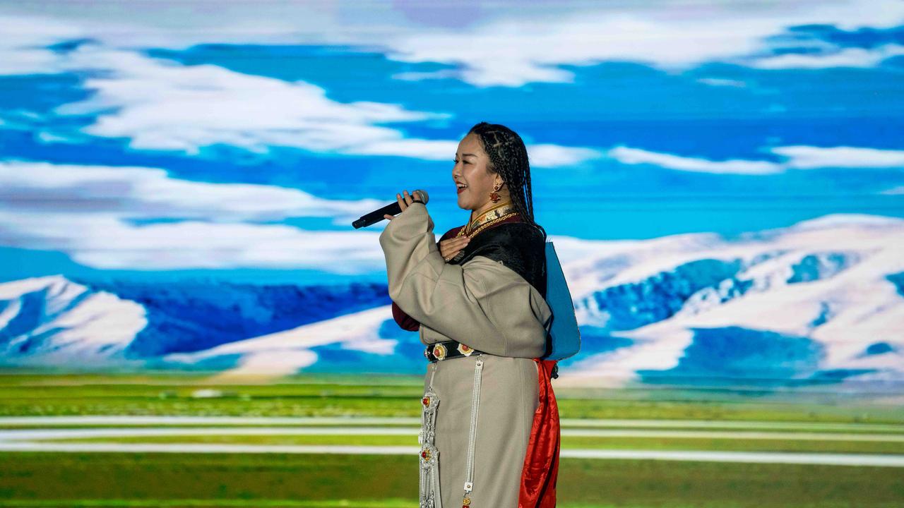 青海尖扎 | 在黄河之畔一场五彩神箭的音乐会

第一次来青海旅行，听到音乐和山风