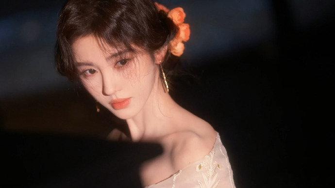 #鞠婧祎 海边白月光# 鞠婧祎身着刺绣白裙，宛如仙子降临。她如海边白月光，纯净明