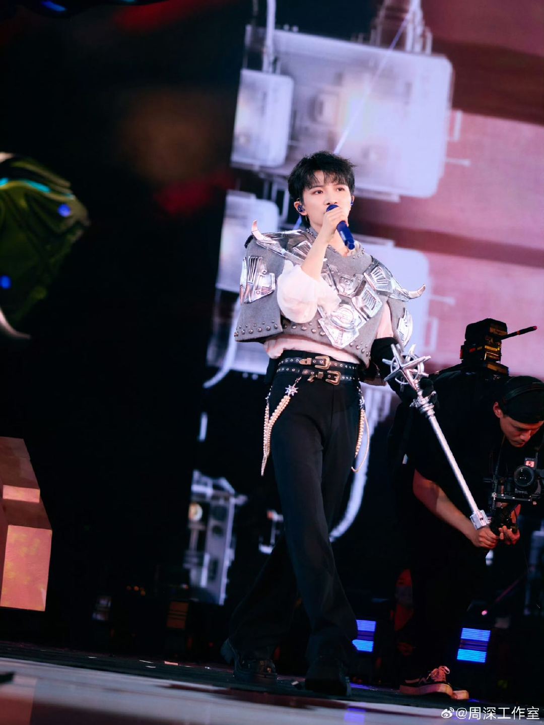 周深做歌手做魔术师都精彩 周深在深圳演唱会开启魔术之旅，4次失败却超乐观，直言歌