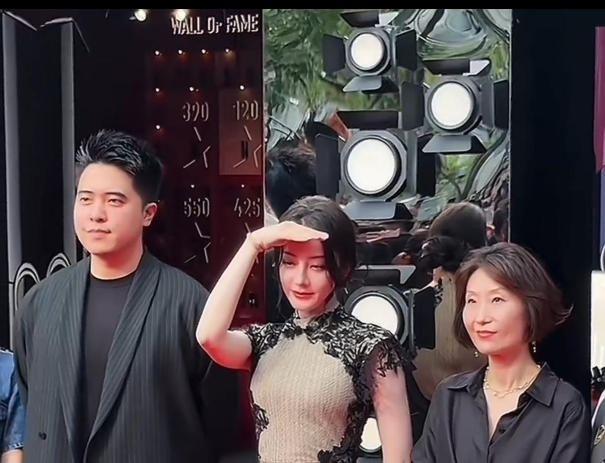 热巴离开嘉行后团队大换血，不少人都觉得，现在的造型少了以前那股惊艳亮眼的劲儿。我