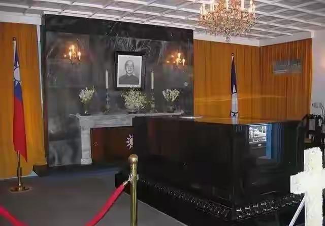 蒋氏父子铜棺未启，遗体早腐，时代已不敢动它了。
两人的遗愿怕是永远也无法实现，这