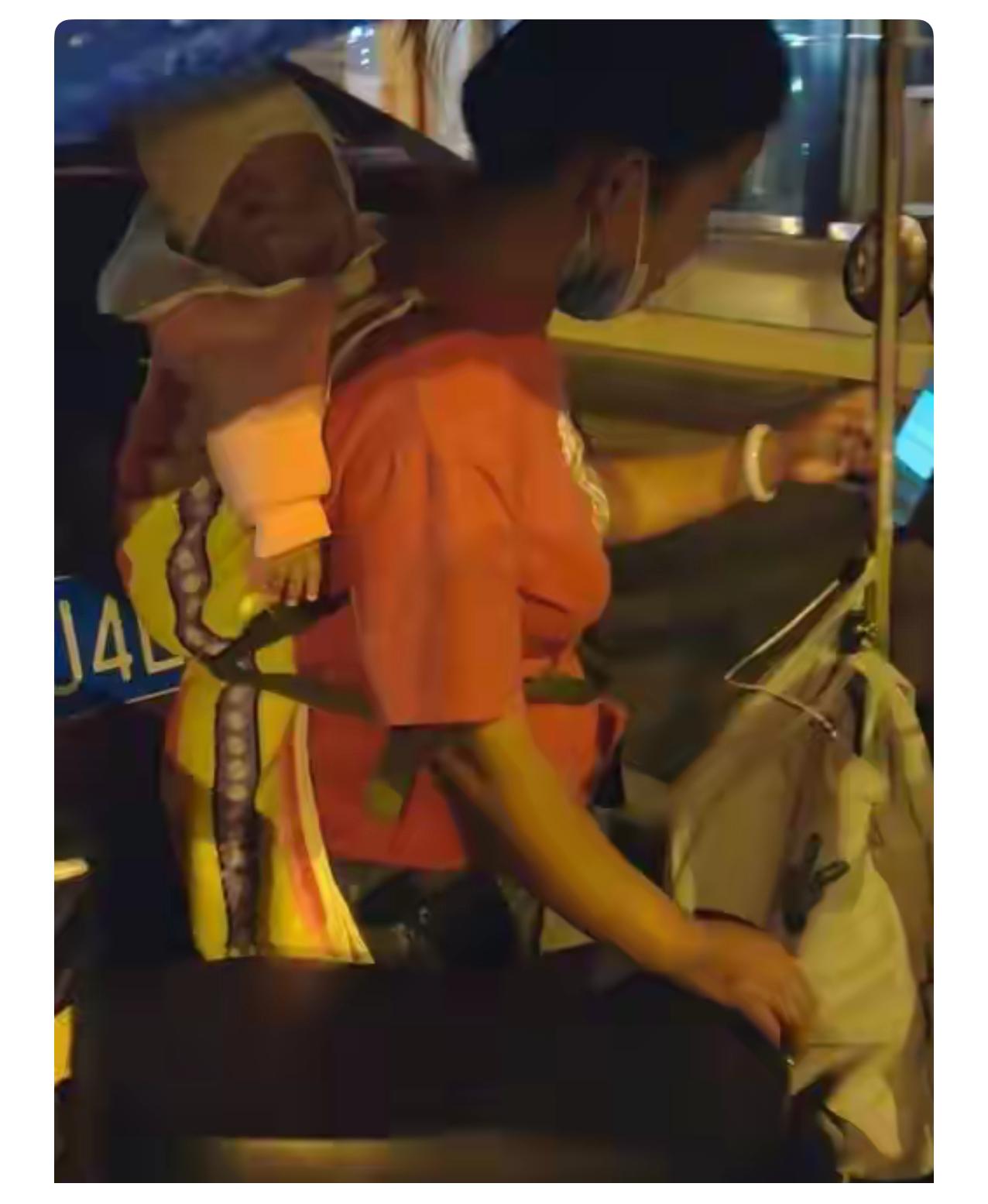 武汉一单亲妈妈，凌晨出门送外卖，3岁儿子被雷声惊醒，光脚出门找妈妈。

保安看见