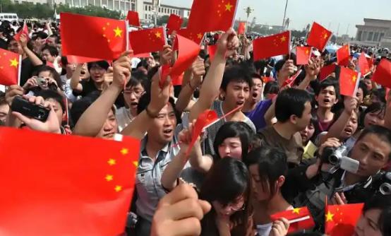 美国到处打没垮，俄罗斯硬扛没倒，以色列四面受敌照样活——为啥偏偏退让的先完蛋？