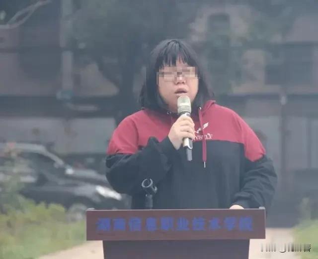 42岁高校辅导员靠朋友圈“好工作”骗百人700多万！
 
谁能想到，学校里教书育