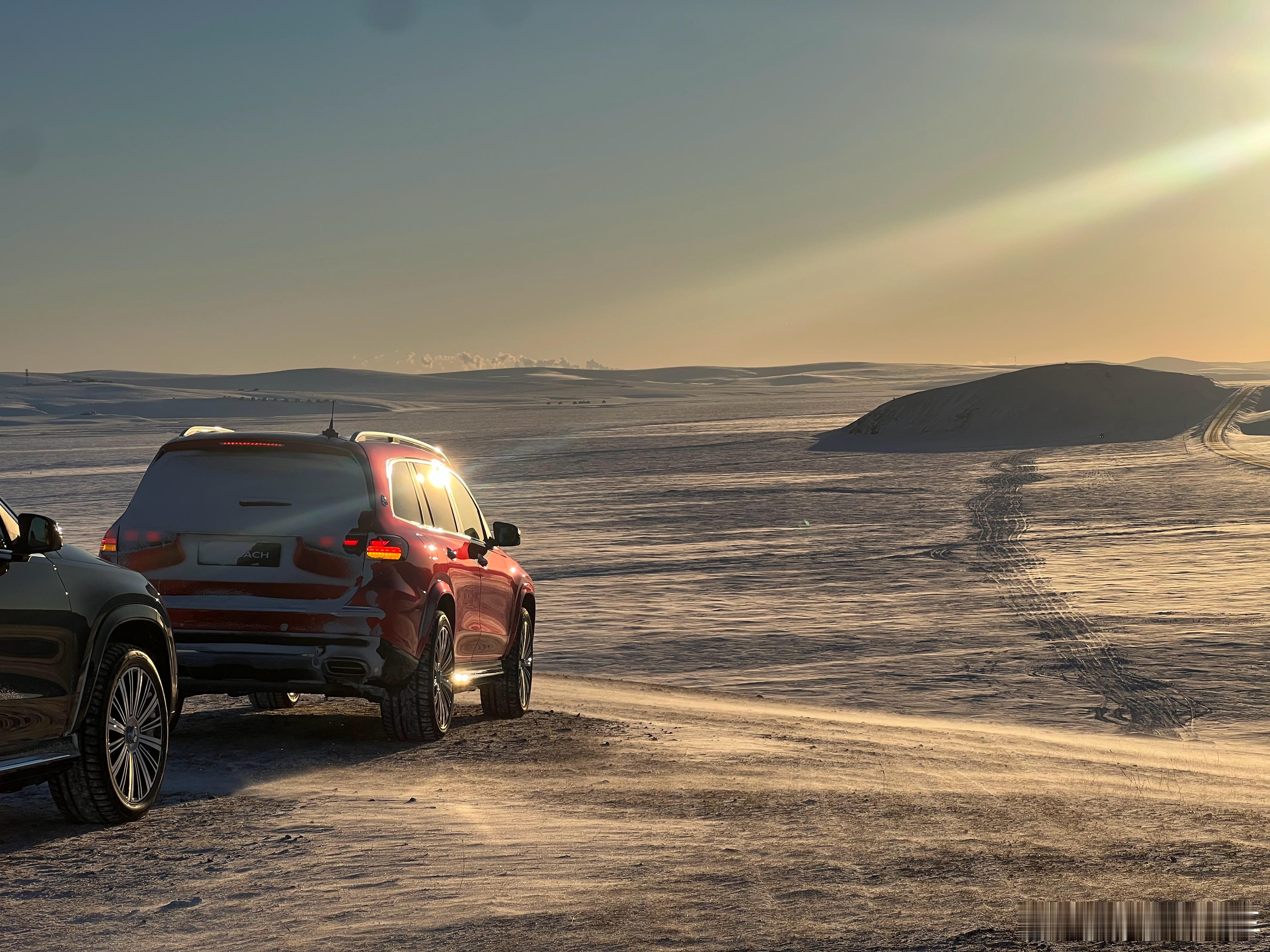 奔驰冰雪第一天先去了雪原穿越，从容的迈巴赫GLS和澎湃的大G同样令人着迷，如果真