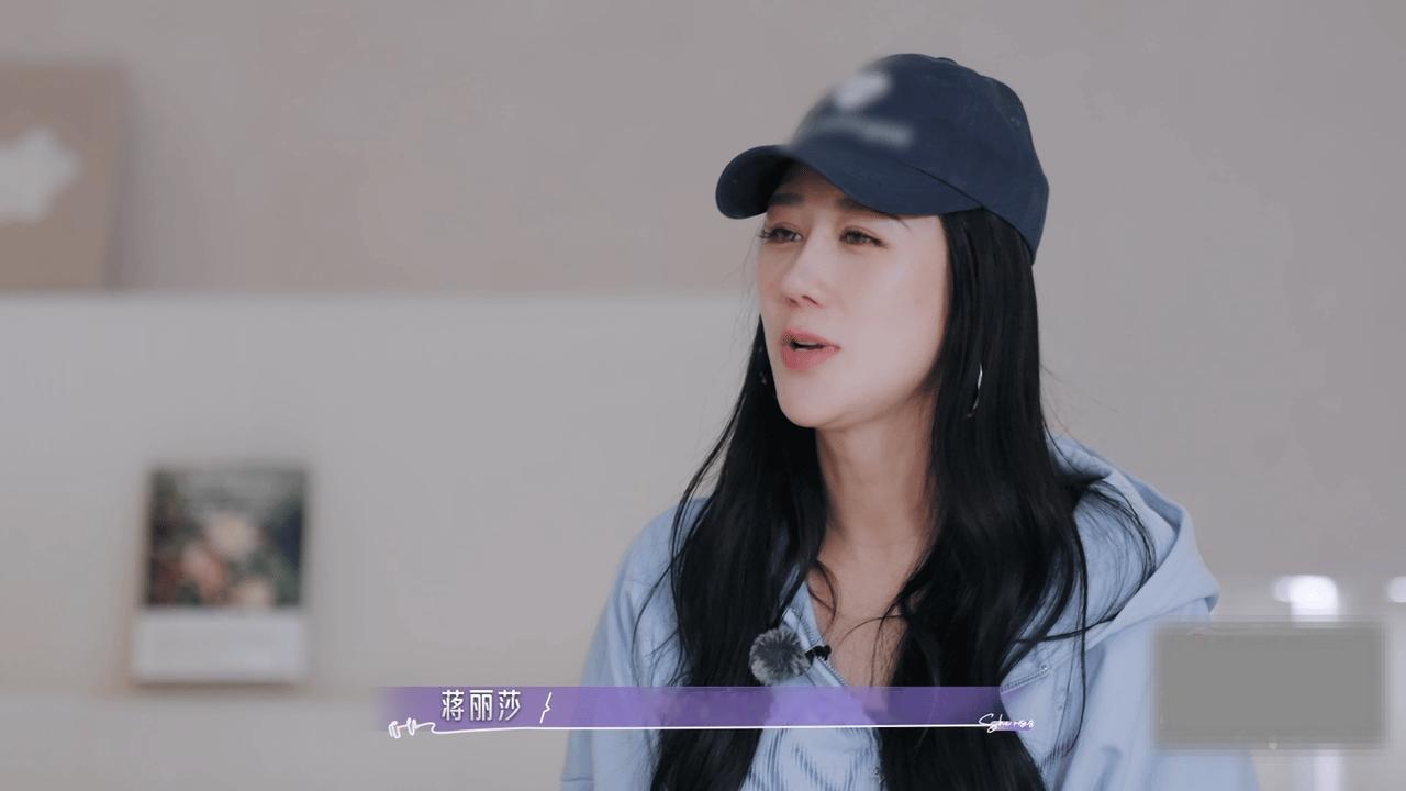 蒋丽莎被家庭不断挤压的自我 常年深陷带娃持家的忙碌中，没有放松闲暇时刻，长期身心