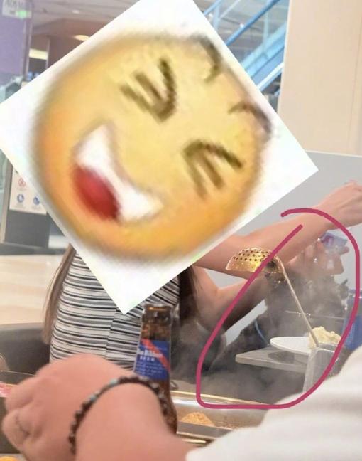 女子带狗上桌吃饭，餐厅该不该制止？
最近，武汉一家餐厅因为一名女顾客的行为被推上