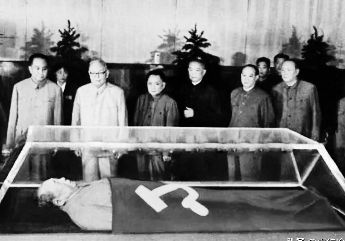 [微风]1976年，毛主席去世，当华国锋赶到中南海时，毛主席已无呼吸，情急之下，