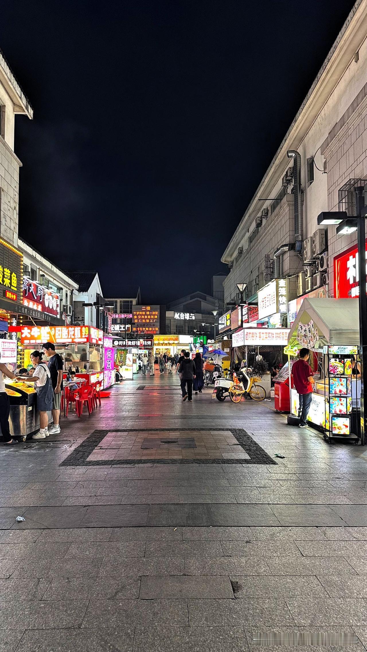 台北人在苏州，晚餐到附近大学商圈的餐厅吃快餐，一个人的晚餐，怎么方便怎么来。吃到