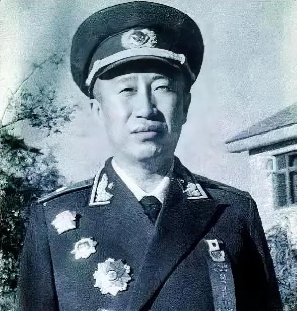 1955年，“授勋仪式”过后，彭德怀怒气冲冲地找到了毛主席，一进门，就激动地说道