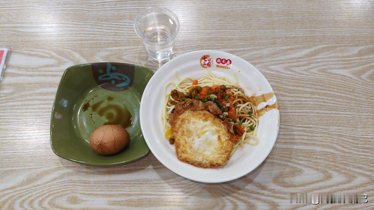 今天晚饭去了武汉热干面高埗振兴南路店，点了一个茶蛋，还有一碗小份热干面加煎蛋。