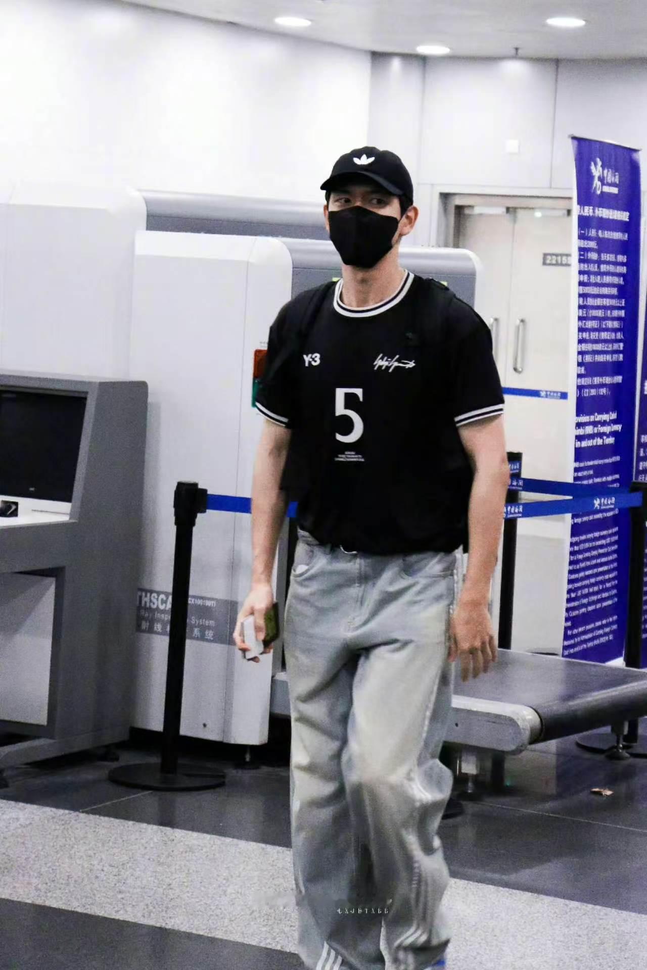 李现这次是要进城办大事了特意留意了行程动态，这次去到海外，希望李现好好享受这次足