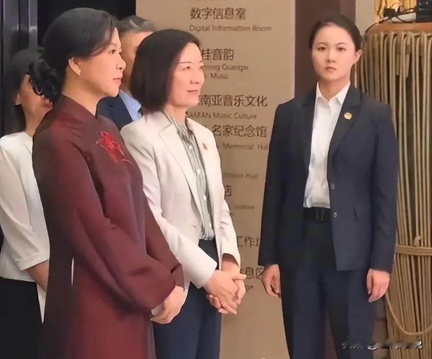 越南第一夫人吴芳璃身边的这位女保镖太“飒“了！吴芳璃参观广西民族音乐博物馆时也寸