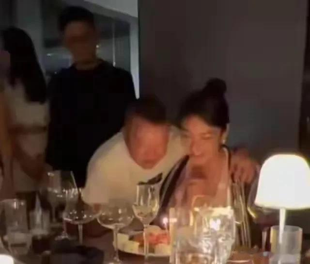 在普通大众眼里，娱乐圈的明星每天都有机会进步，光彩夺目地参加各种活动，享受着无数