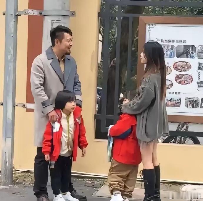 这就是大哥每天主动接孩子的动力  