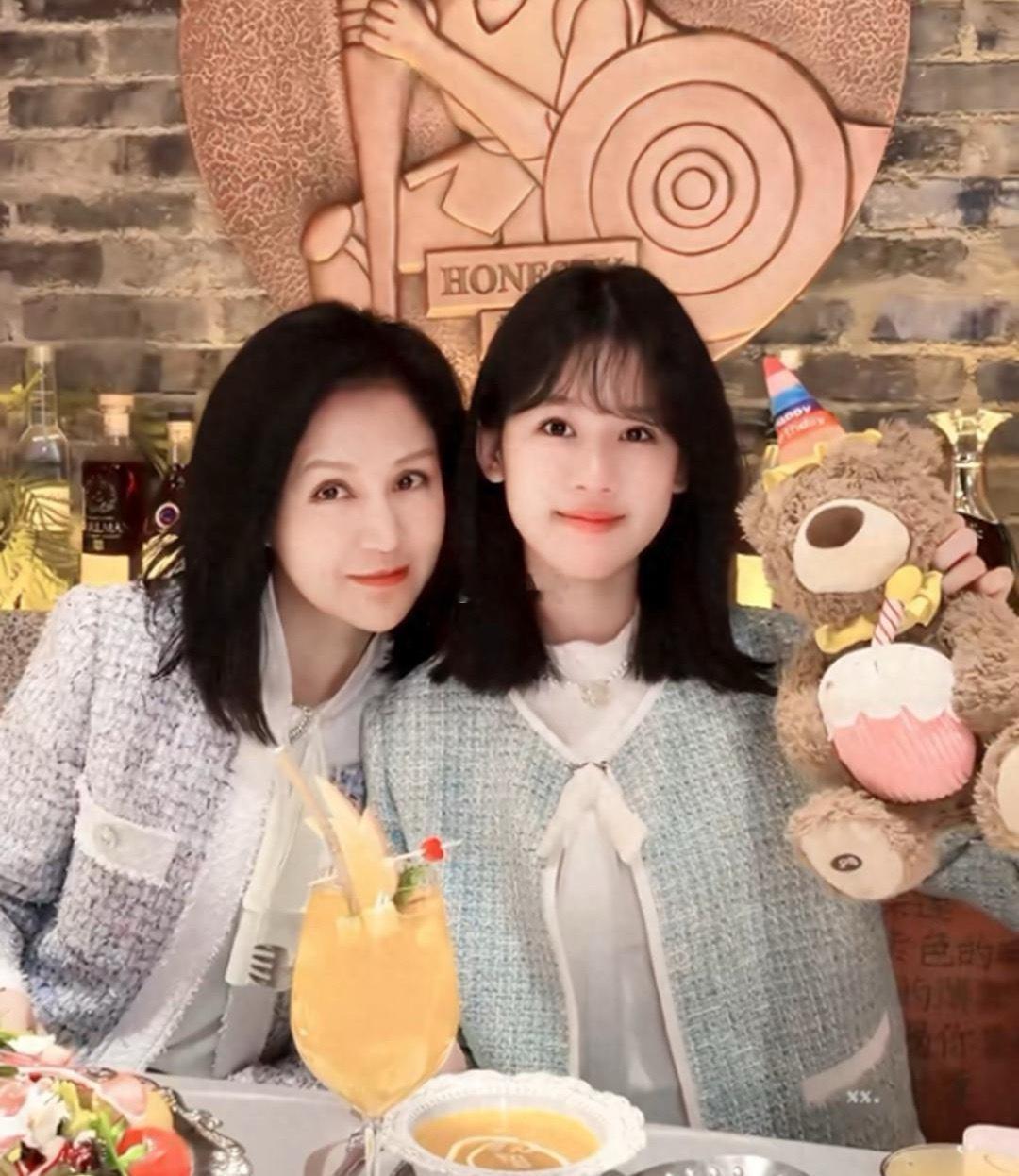 鲍蕾和大女儿贝儿看上去一点也不像母女 更像是姐妹 