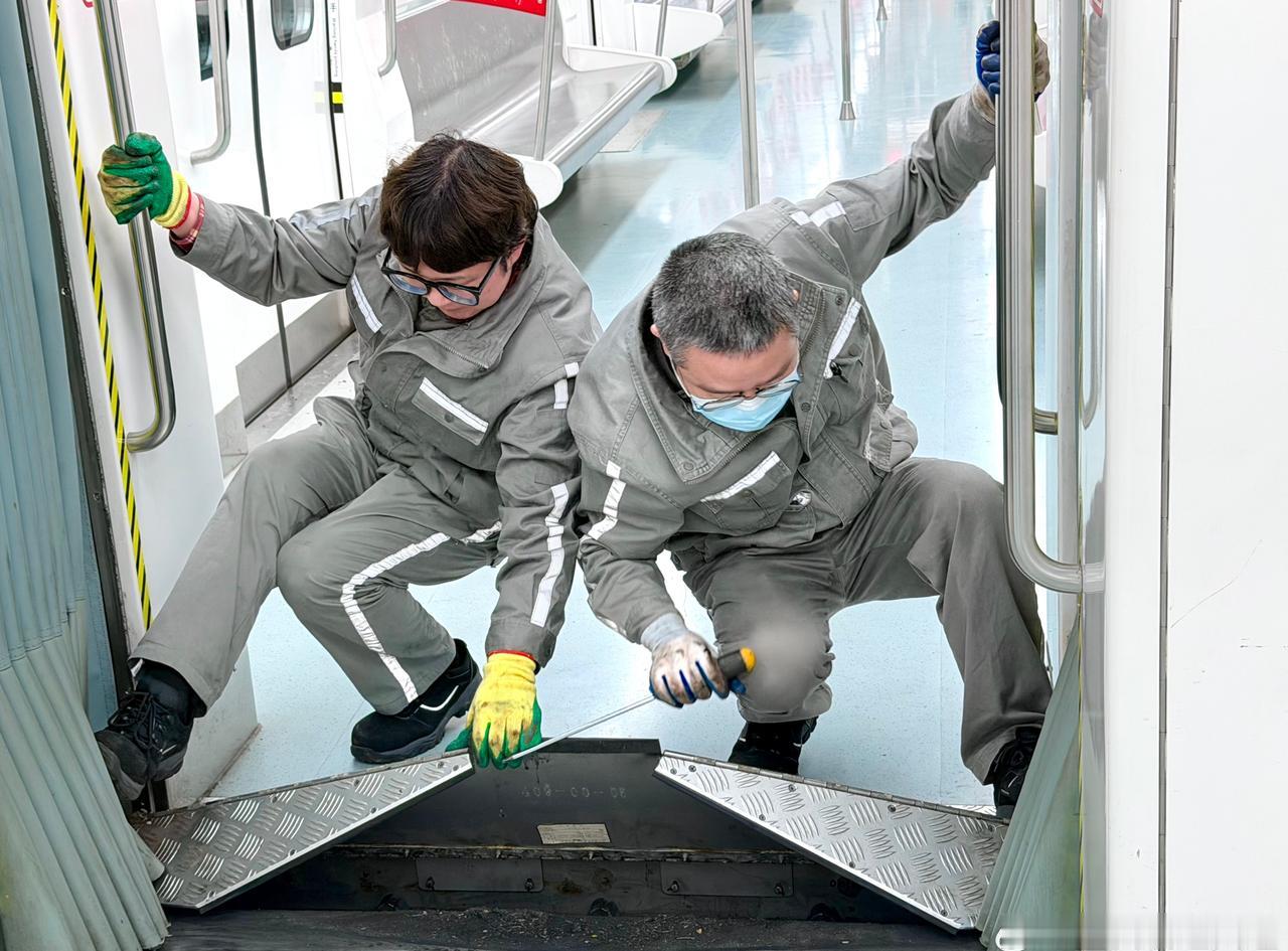 贯通道是连接车厢、列车上灵活可动的部分，工作人员会定期维护、清理贯通道，确保乘客