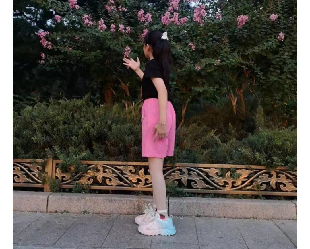 一个只有13岁的残疾女孩跳楼轻生了，她智力是正常的，只是动作走路比较慢。

对于