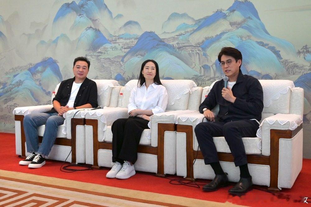 靳东[超话] 作为第十八届文华剧目奖参评剧目，话剧《温暖的味道》将登陆重庆大剧院
