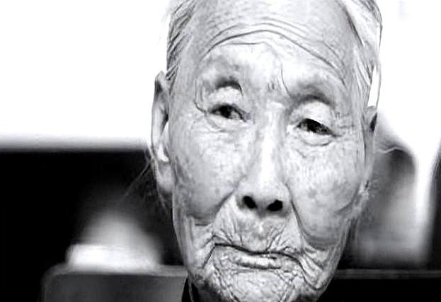 13岁，她说，一天要被糟蹋20多次，肚子被蹂躏到肿胀鼓起，那些日本兵就用军靴，一