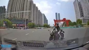 这下真的是屁股开花了！