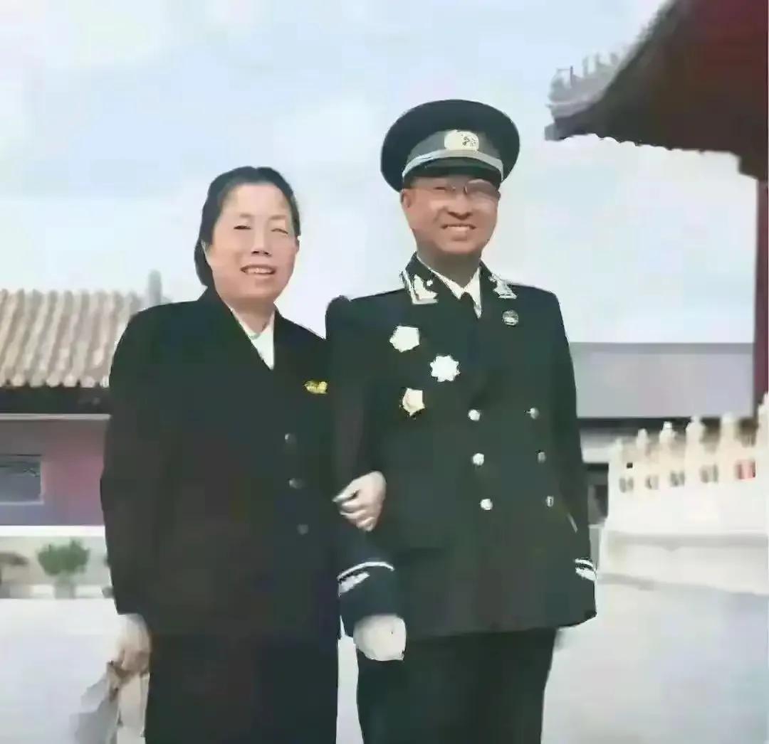 大家谁知道这是邓大姐与哪位将军的合影呢？


总理与陈大将既有师生之情，又有战友
