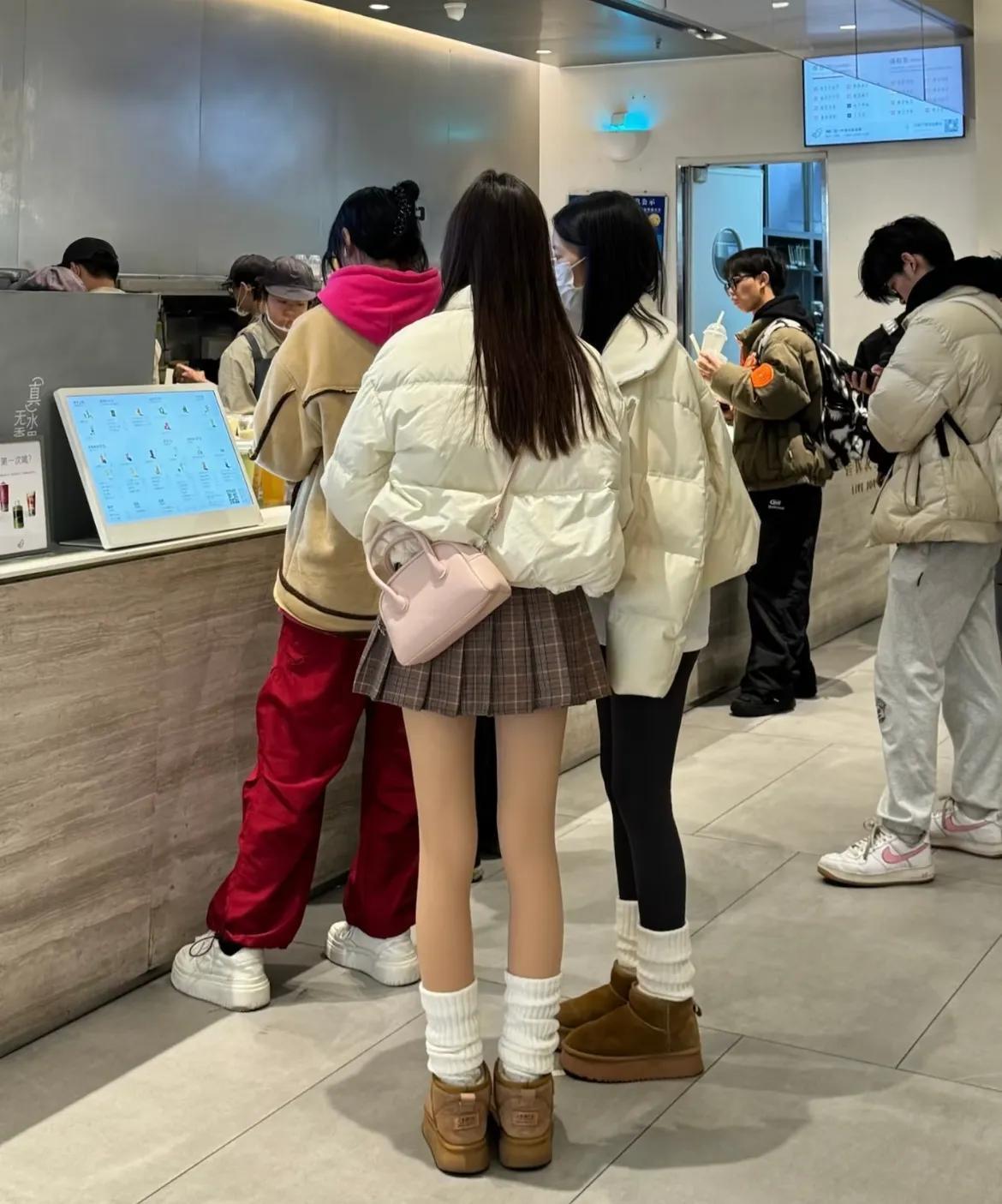 发明袜套的人简直是天才....

在喜茶偶遇的两位时尚小仙女，她们的衣着搭配简直