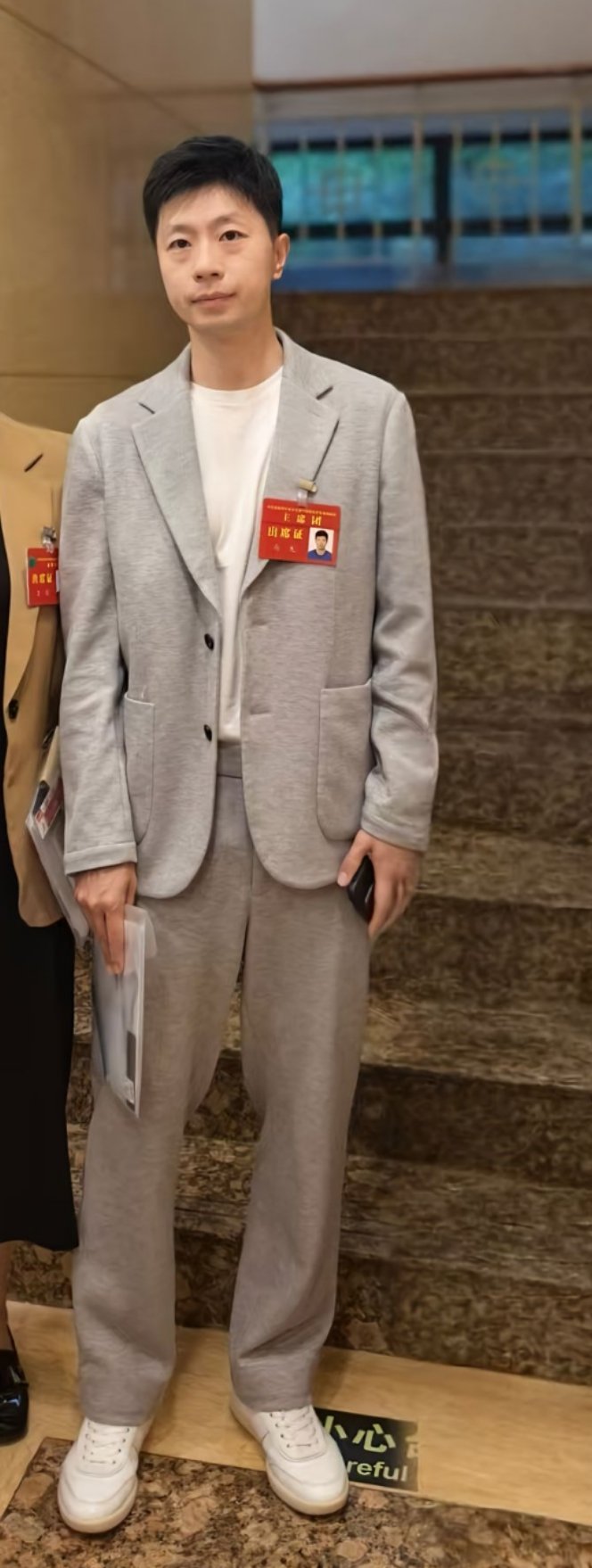 别说马龙这身看起来比去湾湾那会衣服显得松松的忙啊忙啊忙啊 ​​​