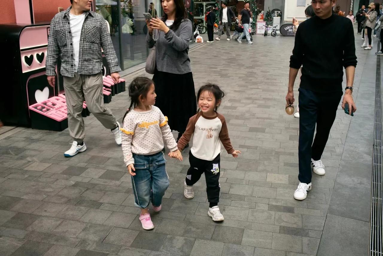 深圳满街的年轻人多，感觉他们自己还在是个孩子，却开启了下一代的接力。经济发达，这