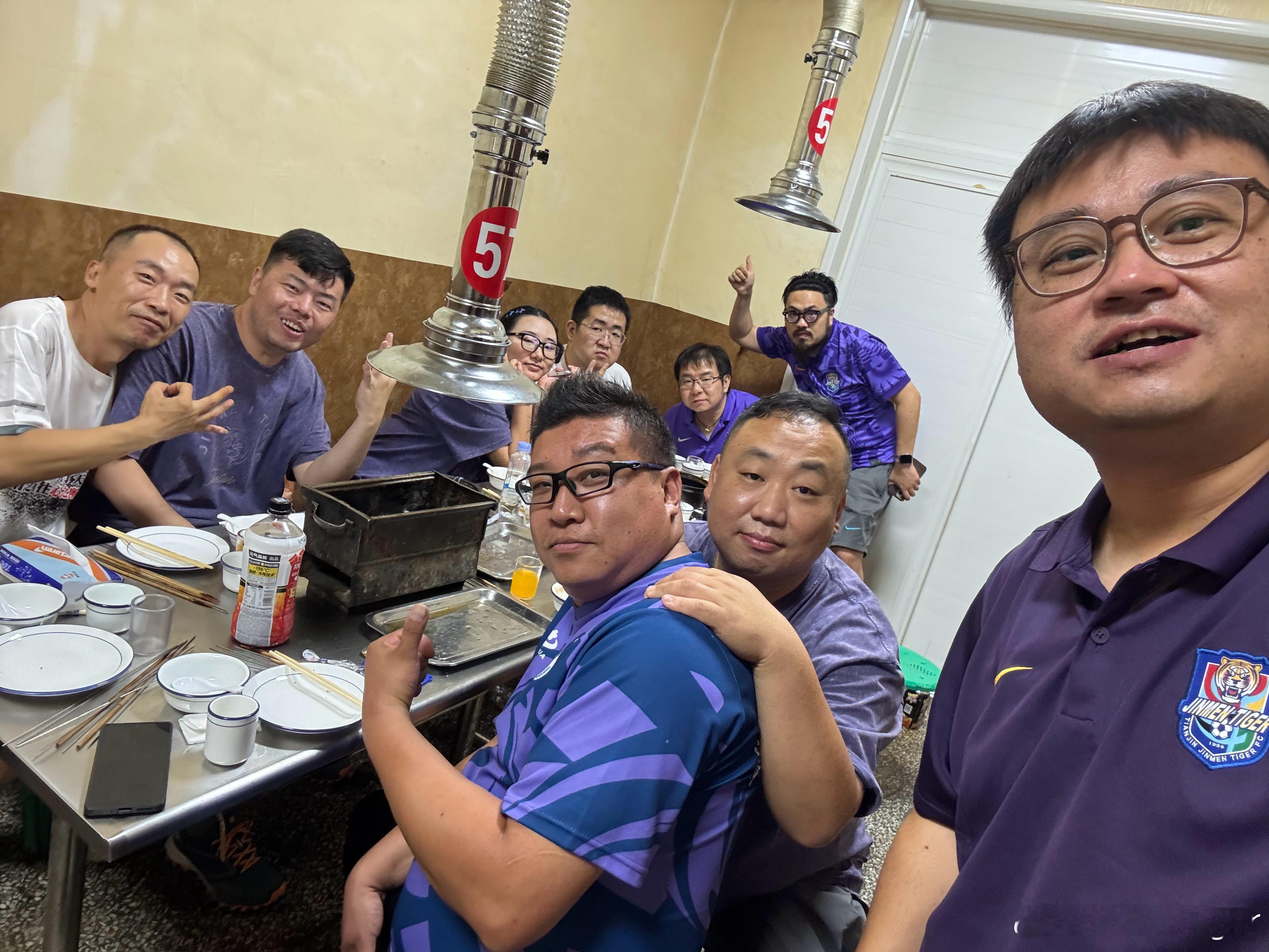 看完球半夜吃烤串。烤串是熬夜，看球是养生，这样对健康！很多人爱一边熬夜一边养生 