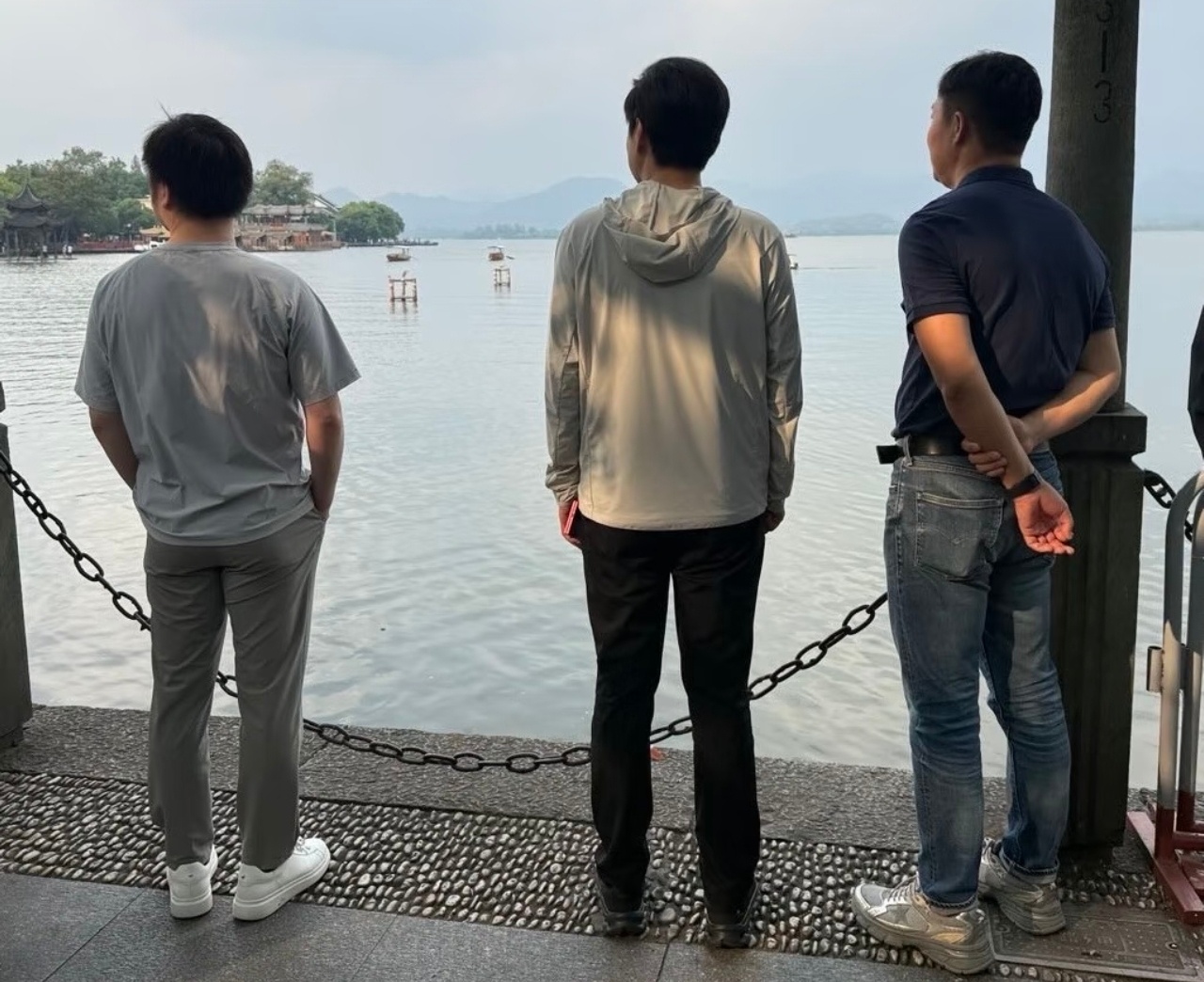 杭州网友偶遇雷军逛西湖徐州，上海，杭州，B站，宇树，西湖，这几天的行程很紧密，不