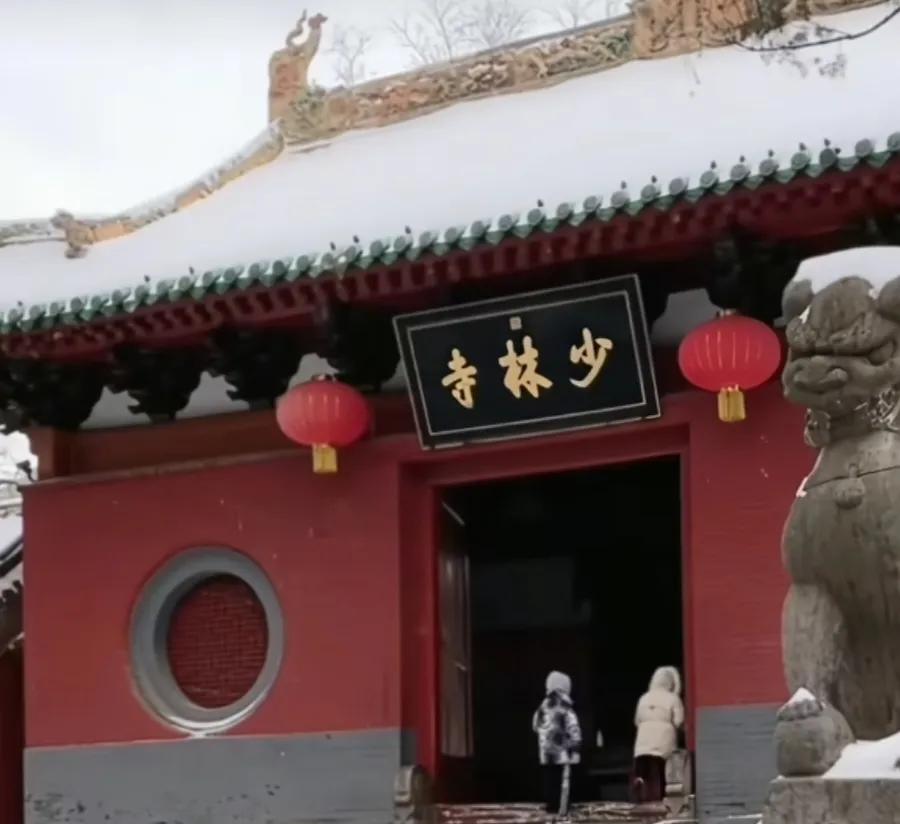 少林寺会有一大部分假和尚离开，因为新规定有一条是这样的，白天没收手机，周末轮流耕