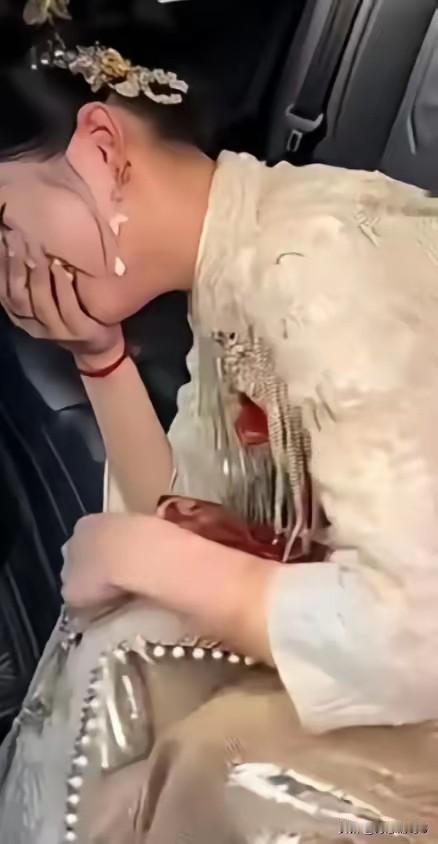 让人忍不住红了眼眶！婚车都快开到新郎家门口了，新娘突然接到家里打来的电话——父亲