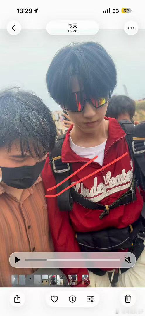 杨博文红衣跳伞路透杨博文红衣跳伞路透太戳人！直面内心恐惧仍奔赴蓝天，红衣飞扬就是