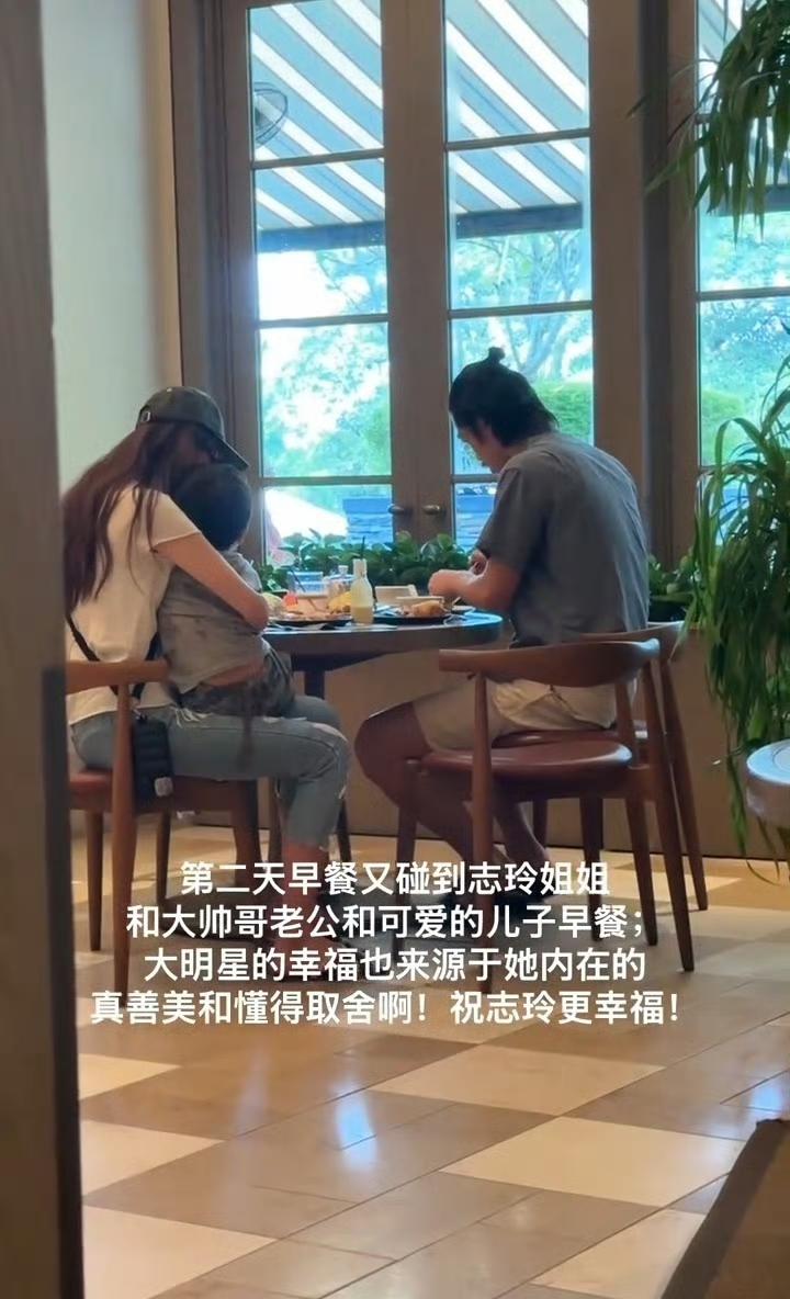 最近林志玲和老公儿子外出吃饭被偶遇了，只见她右手抱着儿子，左手吃饭，儿子甚至是被
