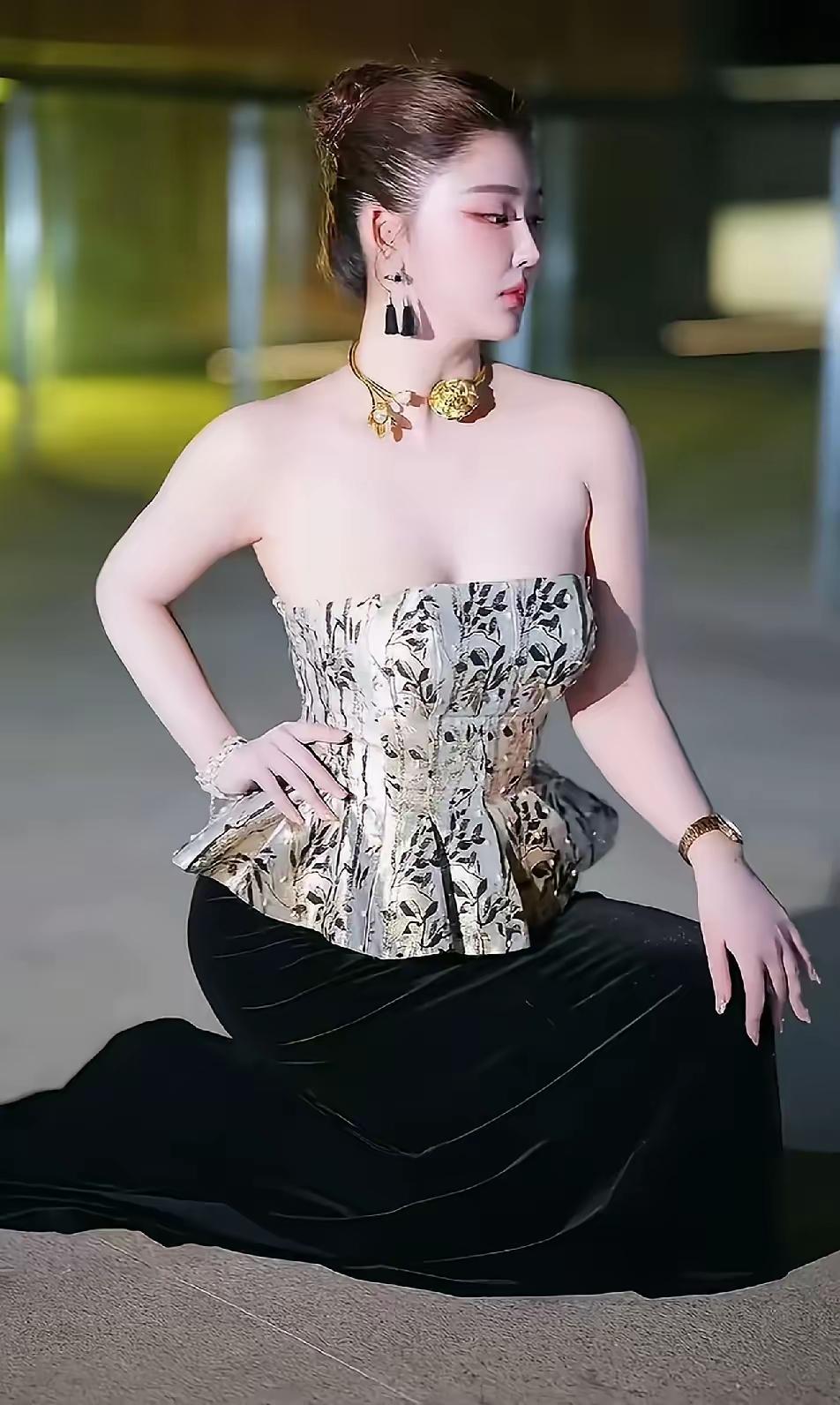 国际世界小姐中国总冠军陈蕾娜，身高183，五官立体精致，身形出众，宛如一颗璀璨星