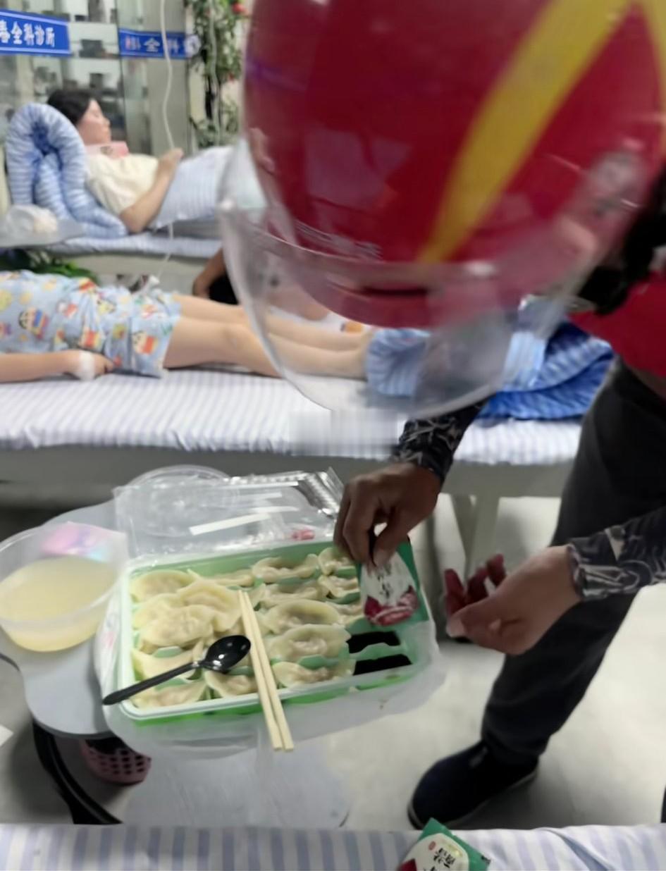 安徽六安，女子发视频称:今天被外卖小哥给暖到了。看我挂水一只手不方便，帮我打开外