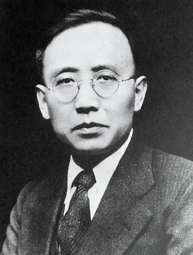 1912年洞房之夜，郭沫若见发妻太丑，拒绝同房，就在他转身要走时，发妻拉住他苦苦