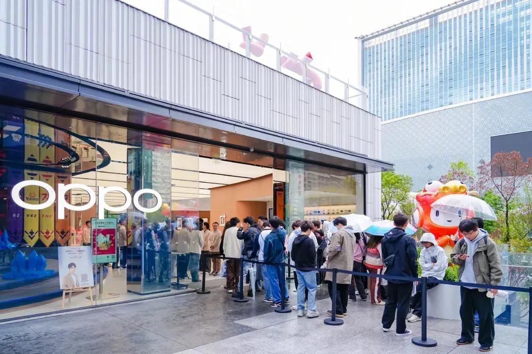 OPPO以目前的现金储备，哪怕一部手机都不卖，5年内都不会倒闭，并且黑厂还有兜底