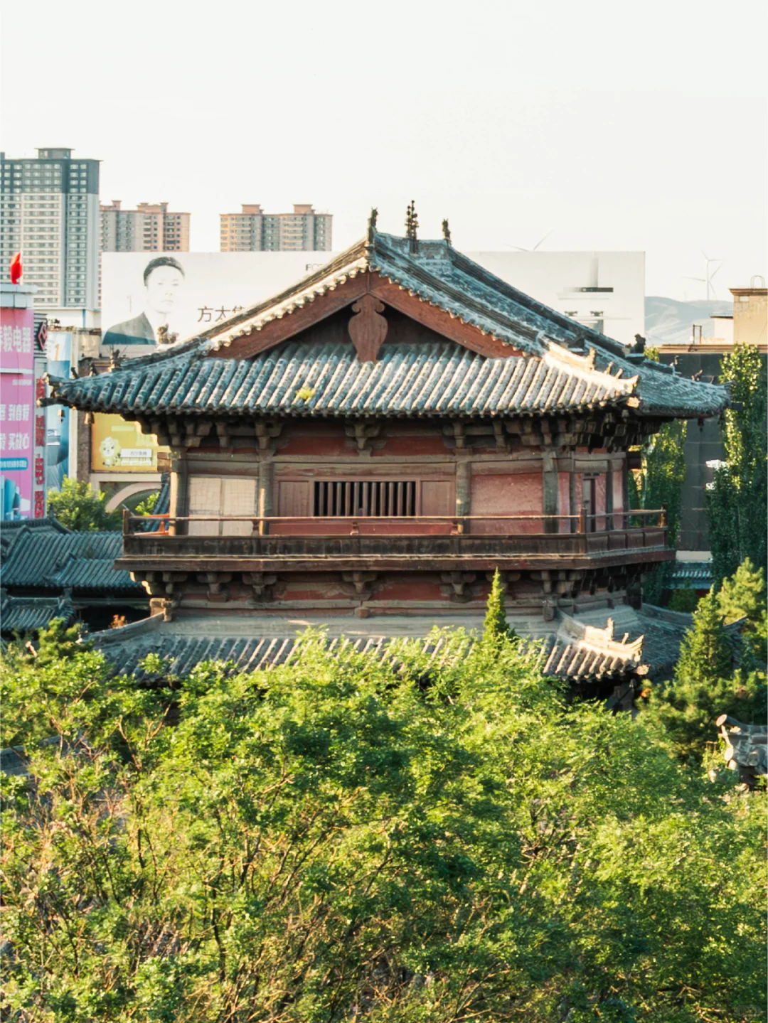 不知天上宫阙，但见山西楼阁