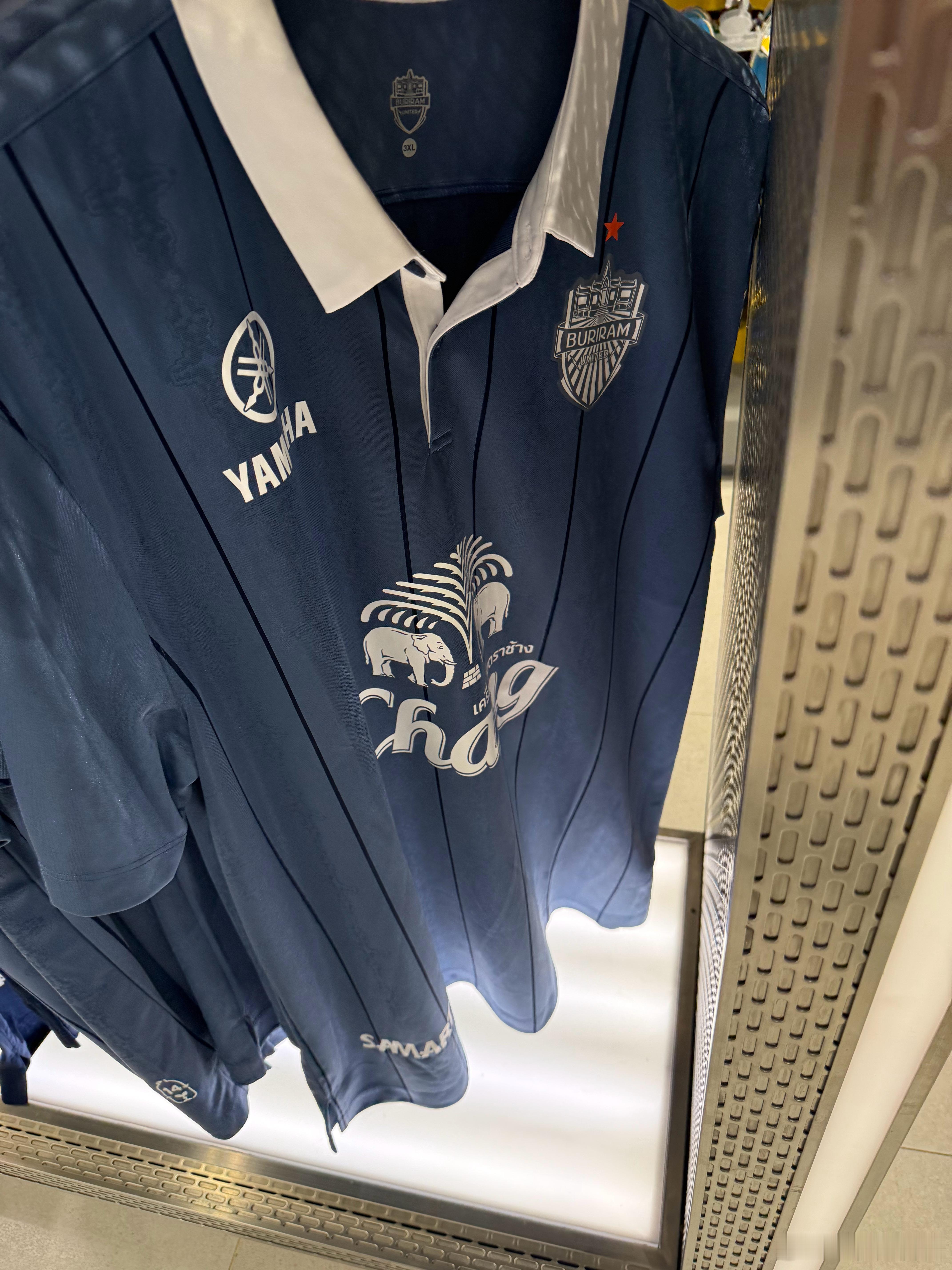 新赛季各队球衣出炉，可谓一年不如一年。看下泰超武里南的三套球衣的设计➡️图1➡️