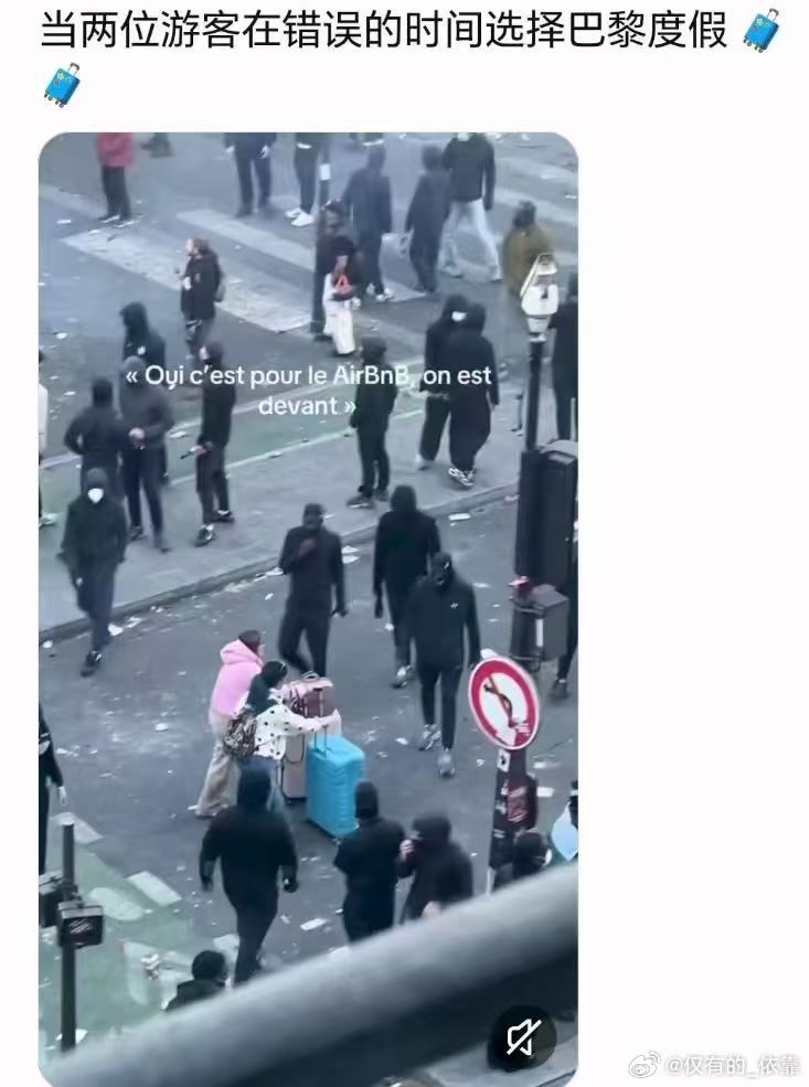 这两位游客显得那么格格不入。日常[超话] ​​​