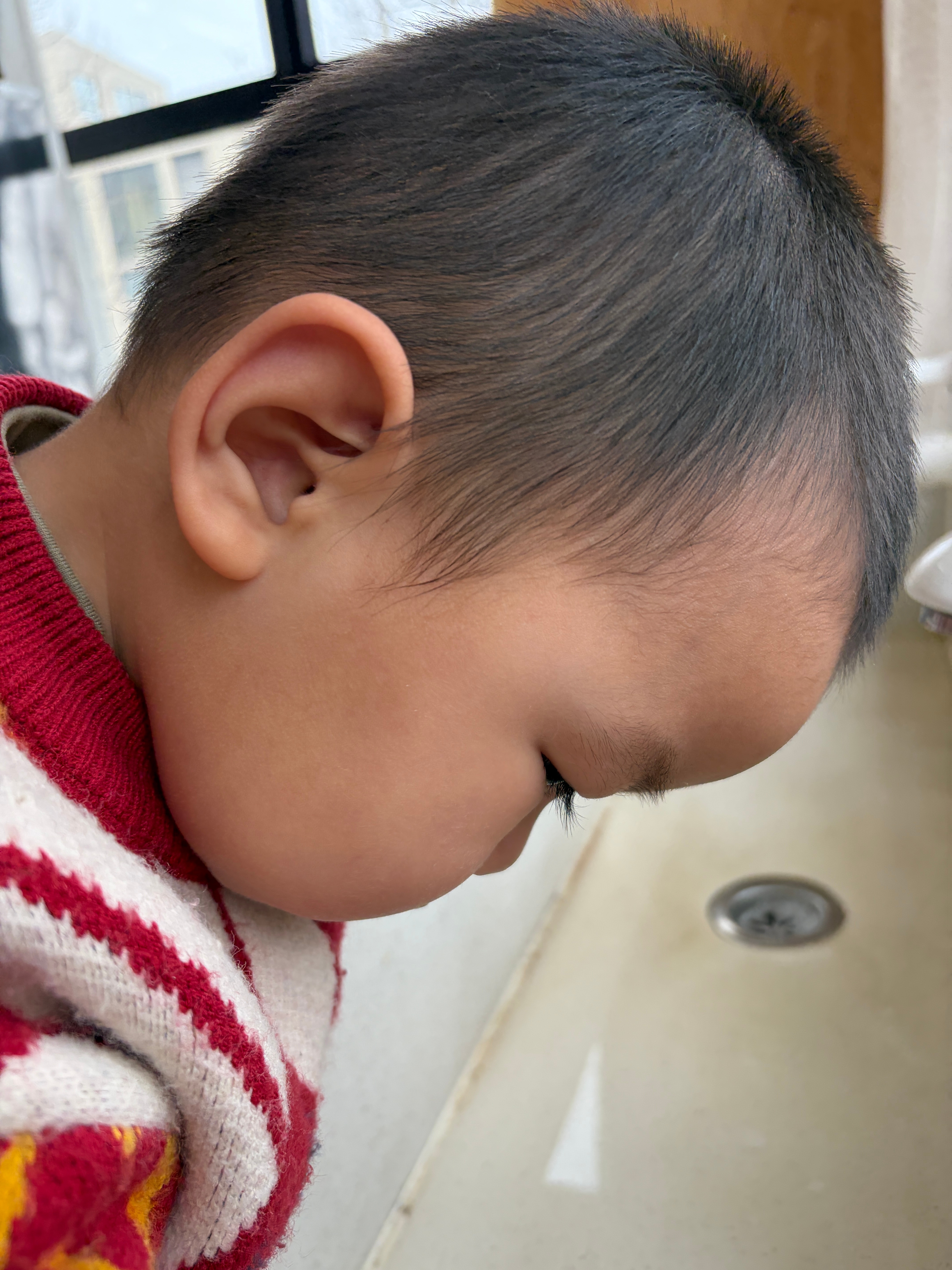 今天去看看幼儿园，想把安安送托班了其他宝宝都是瓜子脸和小圆脸就我家这个蜡笔小新脸