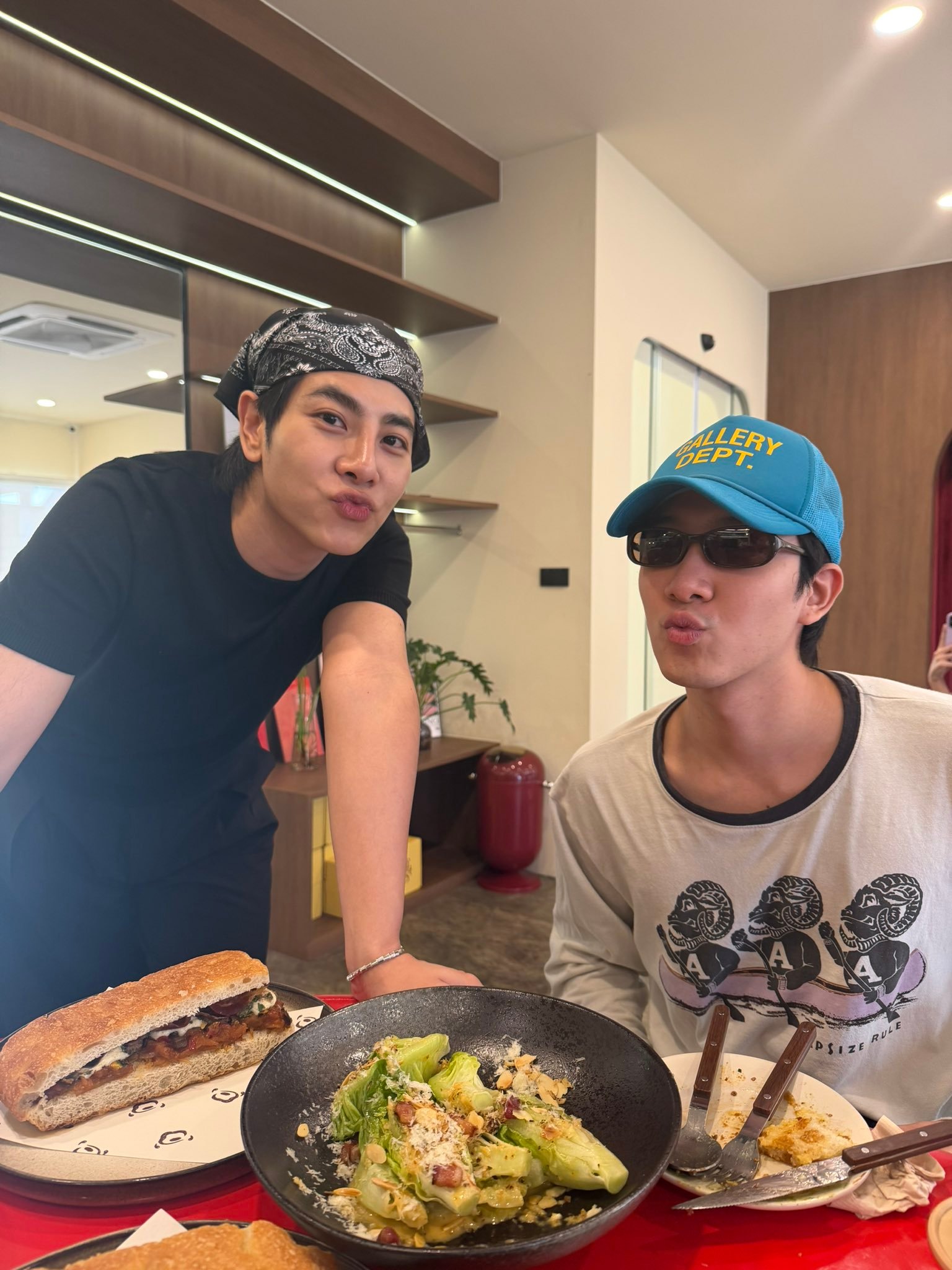 FirstKhaotung[超话]  合照来啦😚😗（视频版） ​​​