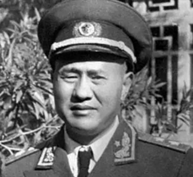 他曾因优柔寡断被降为副司令，降职后却作战果断勇猛，这位将军到底是谁呢？
1946