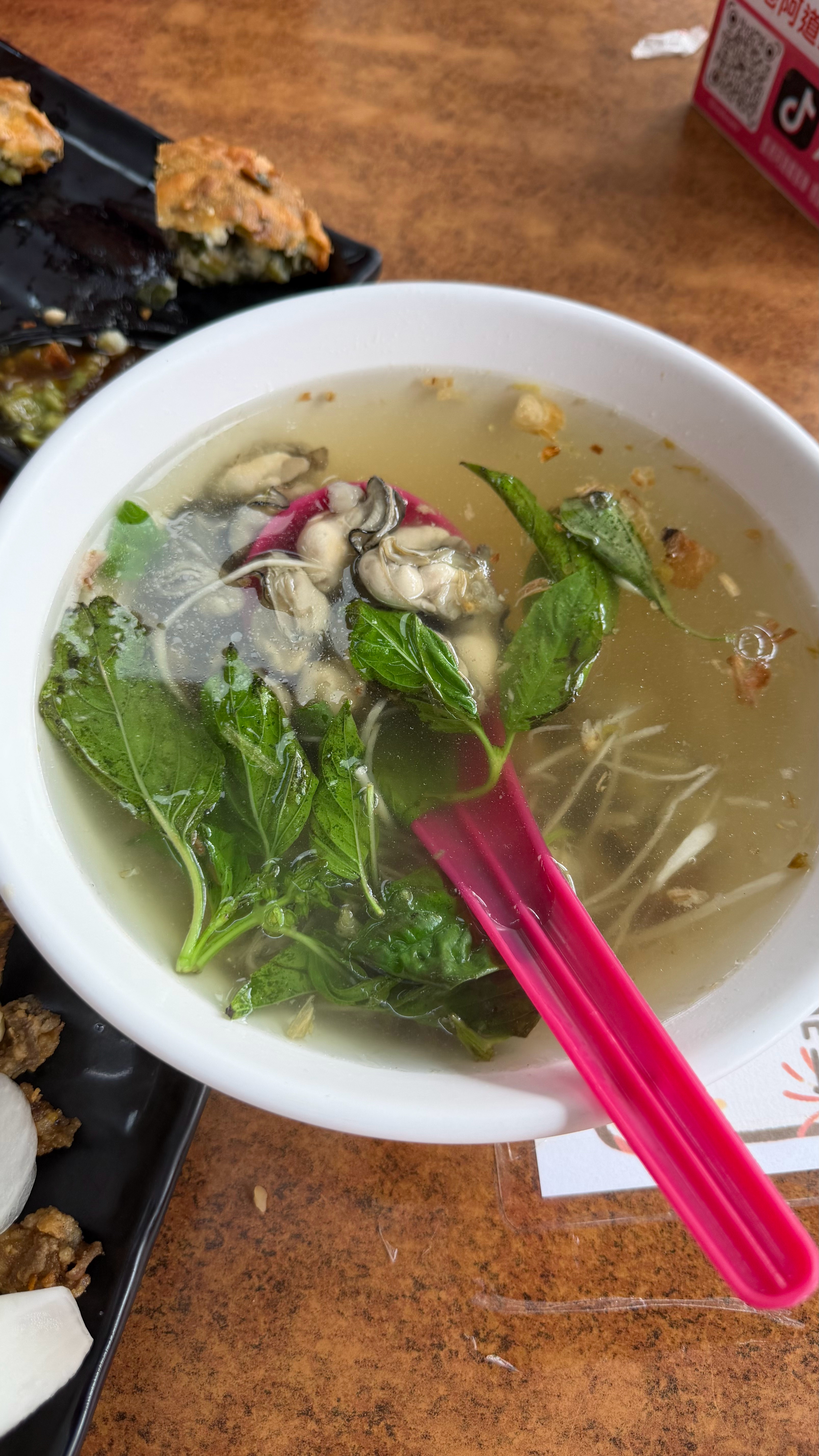 來到鹿港天后宮，除了感受百年古廟的文化底蘊，更不能錯過廟口飄香的蚵仔美食。鹿港因