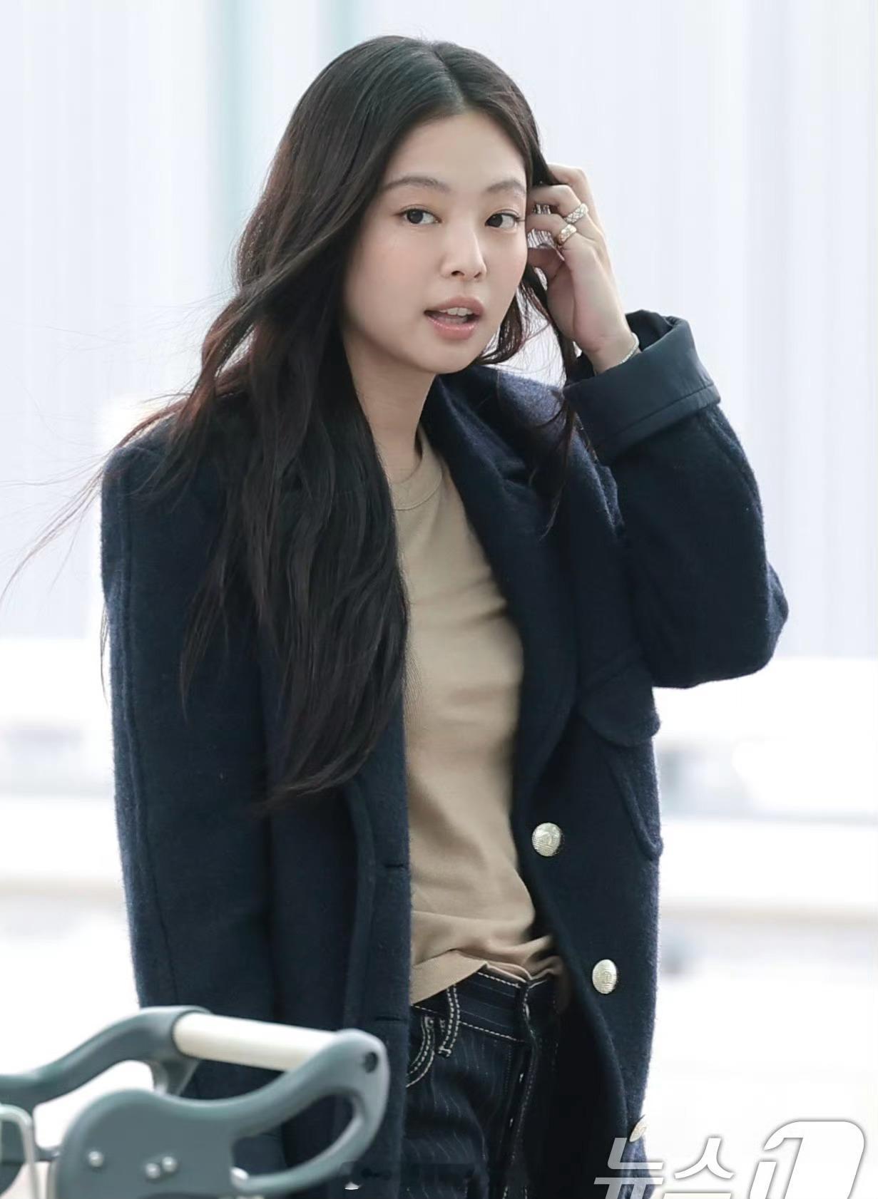 Jennie、金泰亨、Kai出发巴黎时装周，而且还是同航班，你们KPOP也有自己