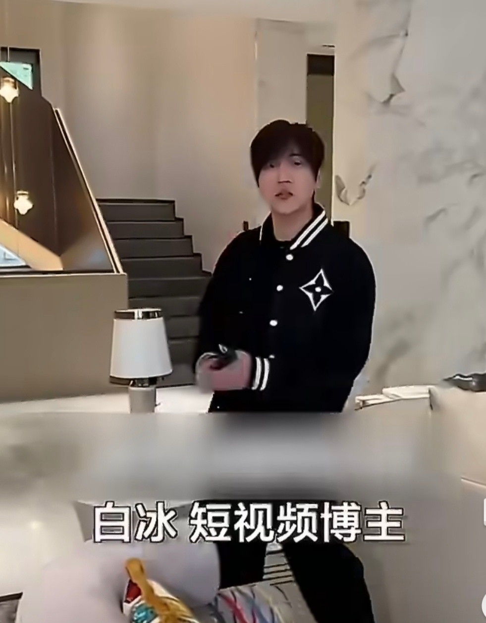 白冰连续4年偷税拿着天价收入的网红，却连续四年偷逃国家税款，令人愤慨。税收是社会